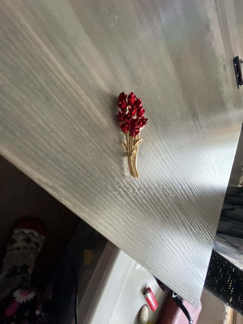 DM 97 Red Rose Bouquet Gold Tone Vintage Brooch Pin